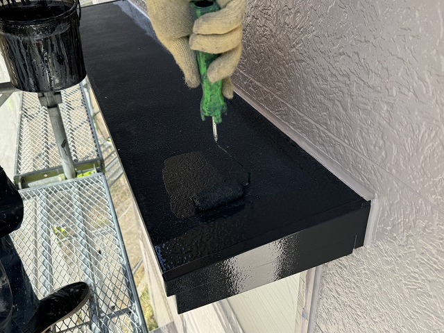 外壁塗装と並行して行った庇板金への塗装の様子