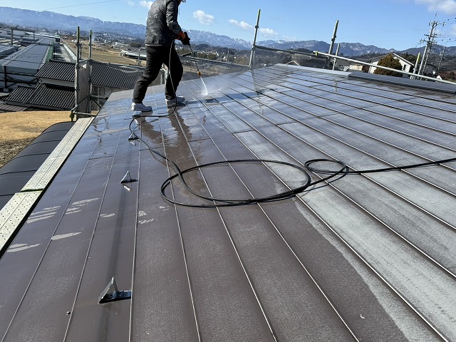 屋根塗装工事の塗装工程前の高圧洗浄