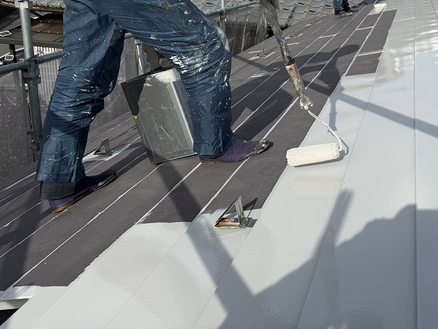 金属屋根塗装工事のローラーを用いた下塗り