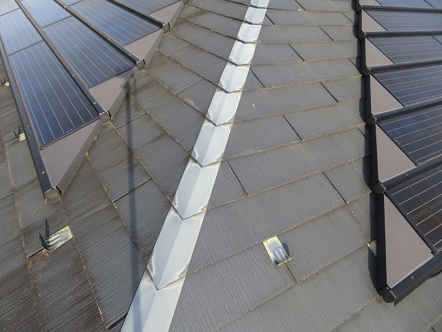 雪止め金具に色あせや塗膜剥がれなどの経年劣化を確認した住宅の無料点検