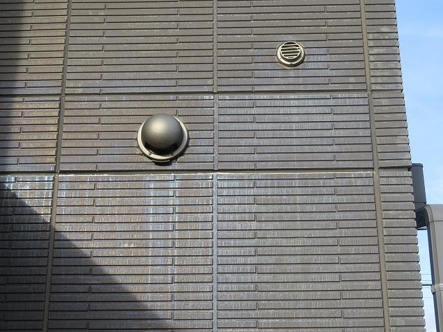 サイディング外壁の汚れや油分が雨だれとなって目立っている状況を確認した現場調査