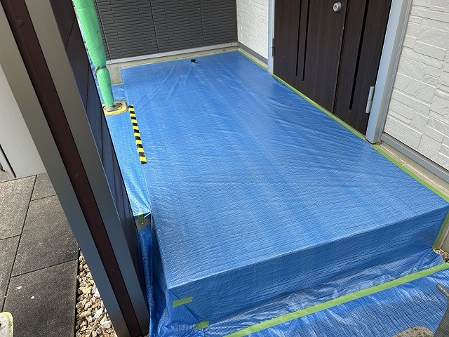 サイディング外壁塗装工事の玄関ポーチへのブルーシート養生