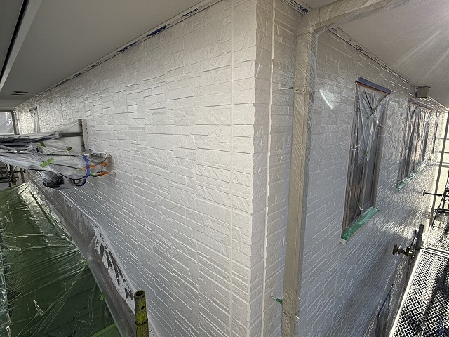 サイディング外壁塗装工事の外壁用無機フッ素塗料を用いた中塗りが完了