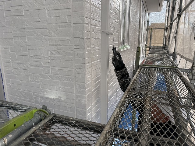 住宅外壁塗装工事の竪樋に対する塗り替えの様子