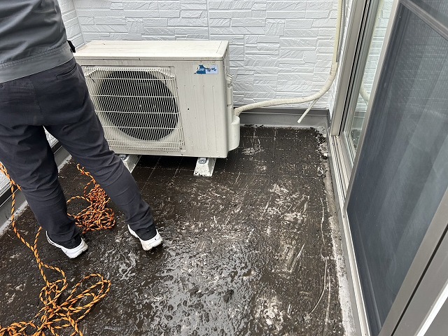 ベランダ防水工事を行う住宅のベランダにエアコン室外機が設置されている状況
