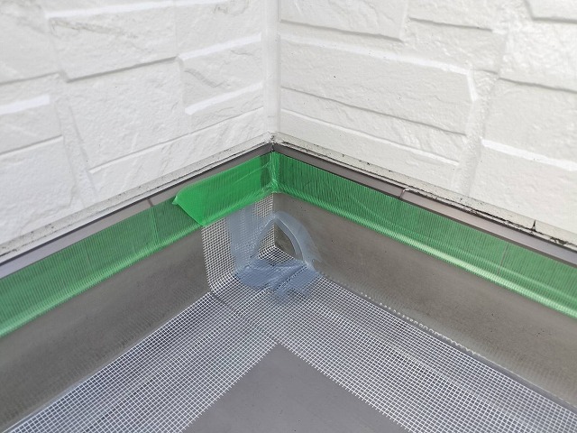 ベランダウレタン塗膜防水工事のシート防水端部へのメッシュテープ補強