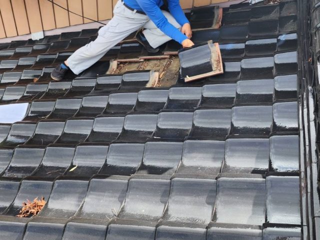 伊那市G邸_雨漏り調査-瓦をどかす1