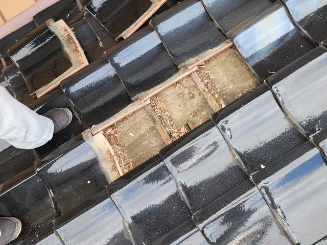 伊那市G邸_雨漏り調査-瓦をどかす2