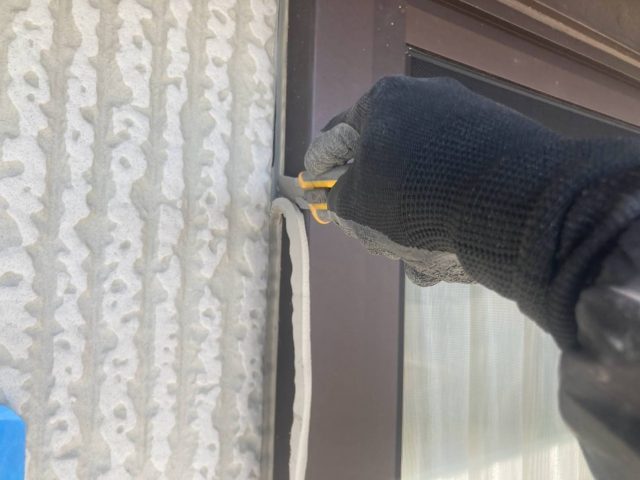 伊那市境K邸古いコーキング撤去