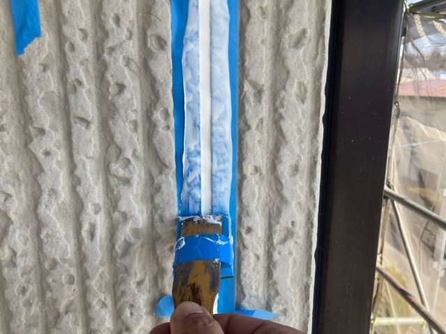 伊那市境K邸目地に新しいコーキング材ならし