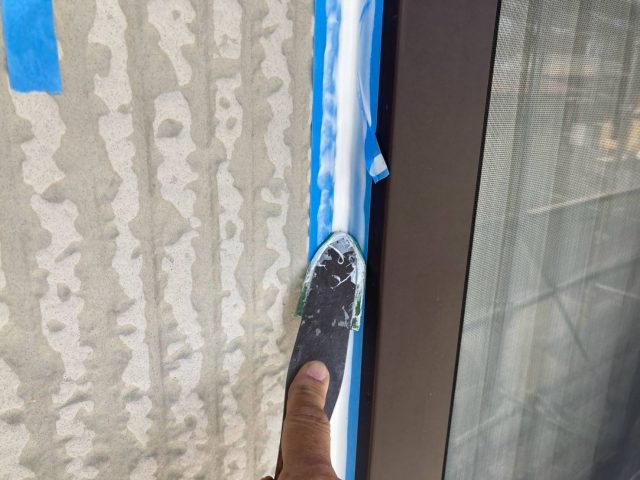 伊那市境K邸目地に新しいコーキング材ならし