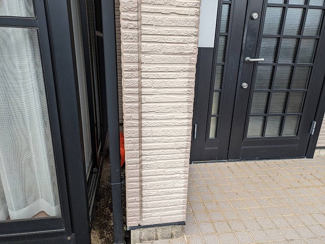 サイディング外壁の目地コーキングに変色を確認した現場調査