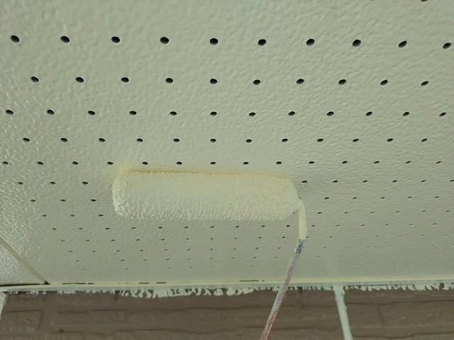 サイディング外壁塗装工事で軒天有孔ボードへの塗装