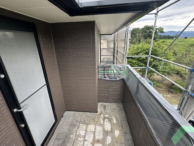 サイディング外壁塗装工事ベランダ部の3回塗り完了状況