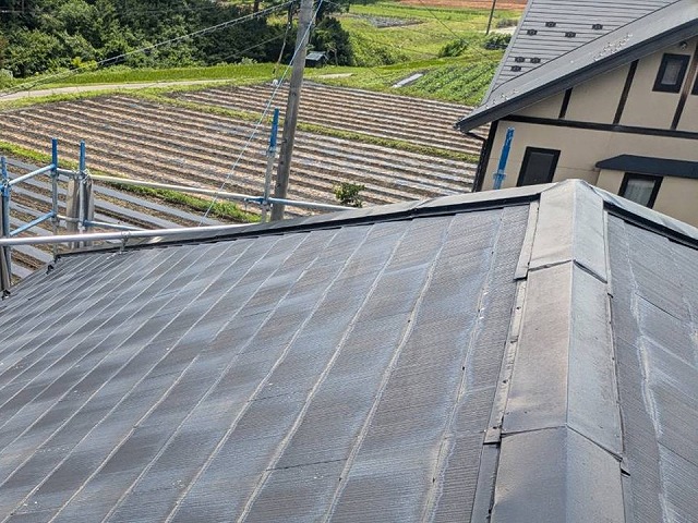 屋根カバー工法リフォームを行うスレート屋根の棟板金に浮き