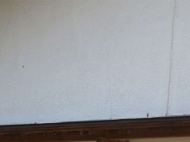 住宅のモルタル外壁に発生したひび割れ