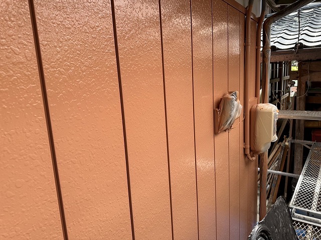 外壁塗装工事の金属サイディングに対する仕上げ用塗料による上塗りが完了