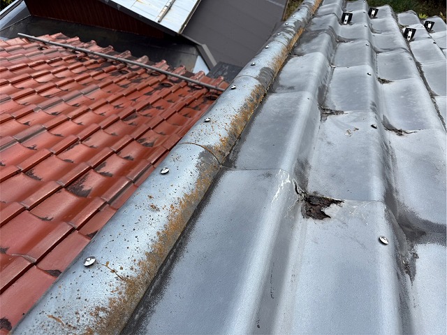 屋根の無料点検でスレート瓦の傘釘の浮きを確認