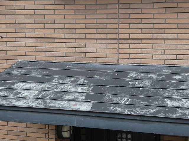 住宅無料点検で玄関屋根の塗膜剥がれを確認