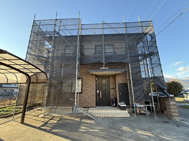 横葺きトタン屋根塗装工事の見た目も美しい足場の設置が完了