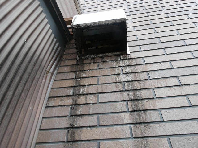 換気フードの下側に雨だれや苔、カビなが目立っている様子