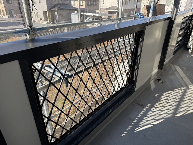 住宅ベランダの鉄部塗り替えが完了した後にフェンスを再設置した状況