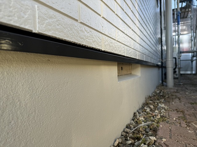 住宅外壁塗装工事の基礎巾木への塗り替え完了状況