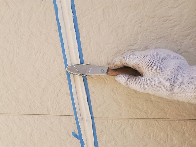 外壁塗装工事で行ったコーキング打ち替えのヘラ押さえ