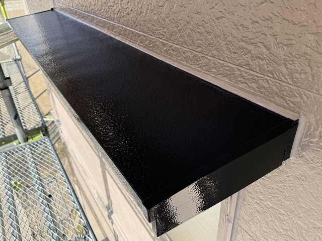 外壁塗装と並行して行った庇板金への塗装が完了した状況