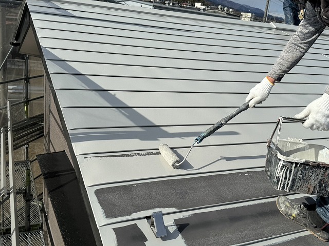 色あせた金属屋根への塗装工事の3回塗り工事の下塗り