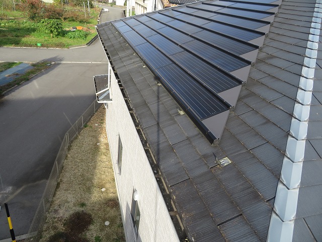 隅棟の差し棟板金に色あせや塗膜剥がれなどの経年劣化を確認した住宅の無料点検