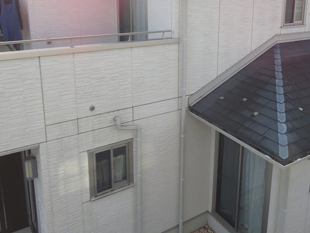 サイディング外壁の目地コーキングの変色を確認した現場調査