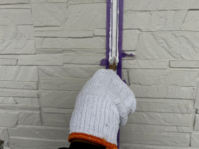 外壁塗装前のコーキング打ち替えで新規コーキングのヘラ押さえ