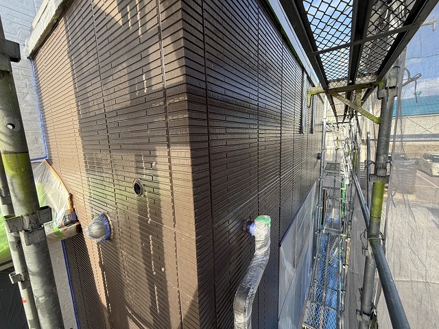 サイディング外壁塗装工事の「超低汚染リファイン1000MF-IR」を用いた中塗りが完了