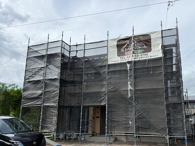 金属屋根塗装工事で足場の設置が完了