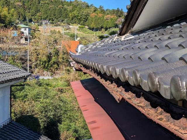 無料点検で金属製の雨樋が腐食してボロボロになっている状況を確認