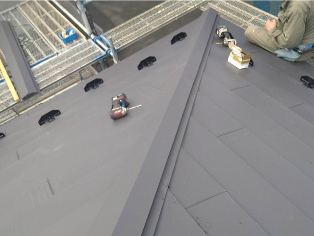 SGL鋼板による屋根カバー工事の隅棟への棟板金設置が完了