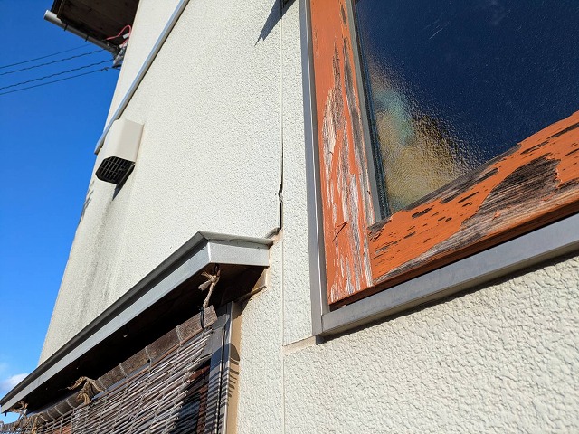 伊那市U邸施工前窓枠の傷みと外壁のひび割れ