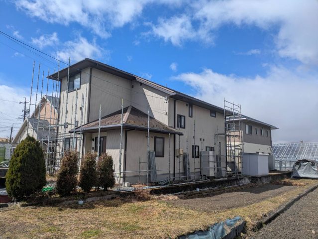 伊那市境K邸足場の組立中