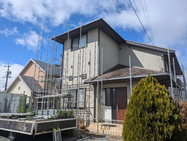 伊那市境K邸足場組立中