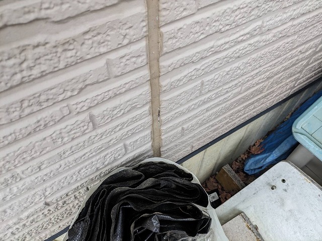 サイディング外壁の目地コーキングの部分的な切れを確認した現場調査