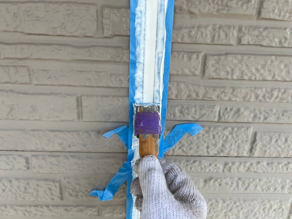 コーキング打ち替え補修のヘラ押さえ