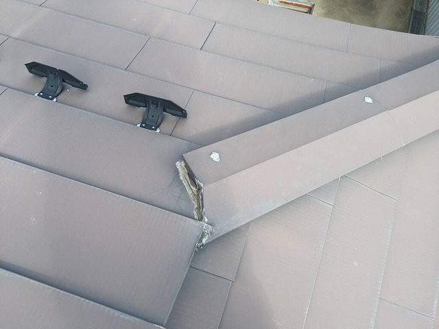 築40年の住宅で棟板金のコーキング切れを確認した現場調査