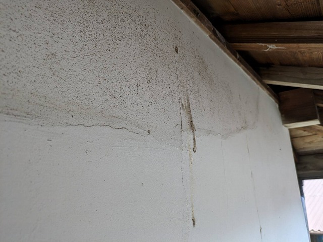 漆喰外壁のひび割れを確認した現場調査