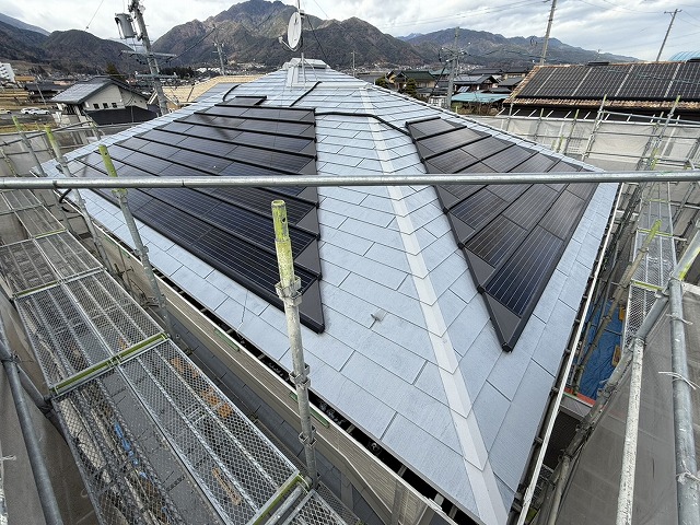 屋根塗装工事の「サーモテックシーラー」を用いた下塗りが完了