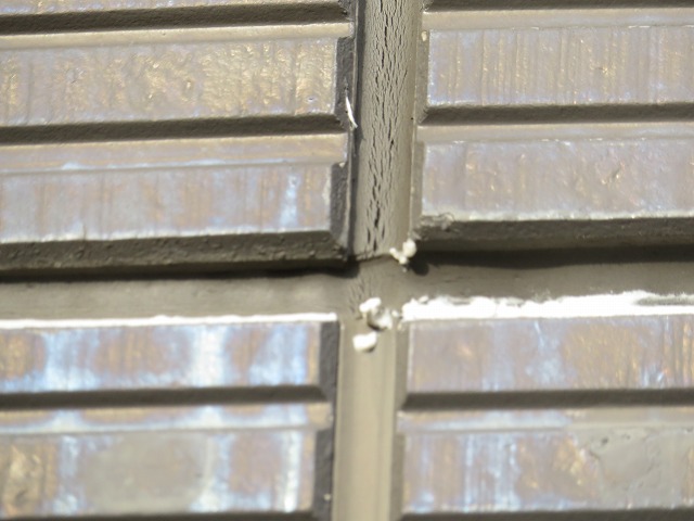 サイディング外壁の目地コーキングのひび割れを確認した現場調査