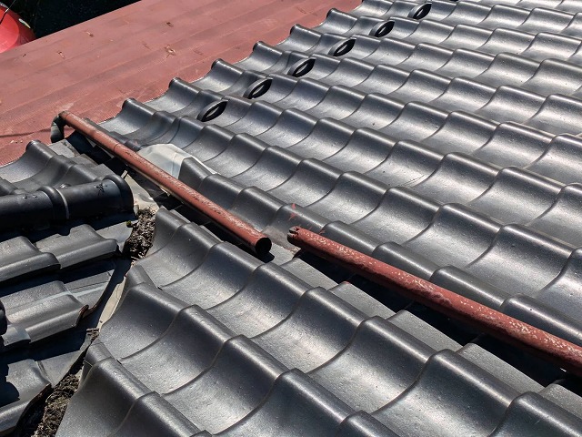 無料点検で下屋根の這樋のジョイントが外れている状況を確認