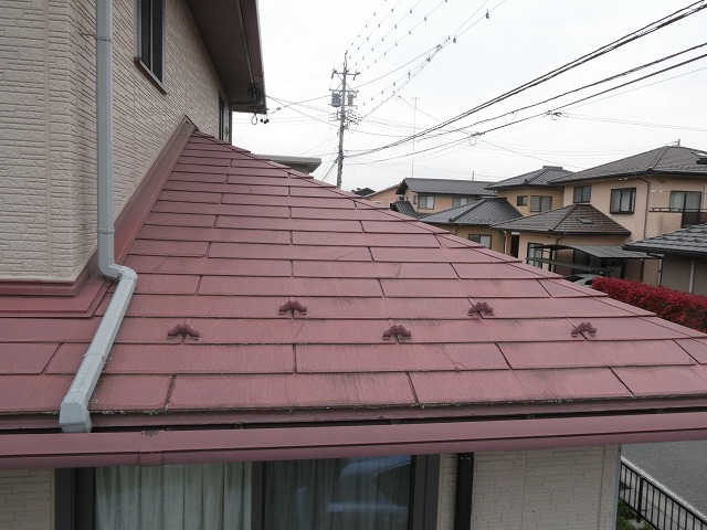 住宅屋根の無料点検で下屋根のコロニアルに劣化を確認