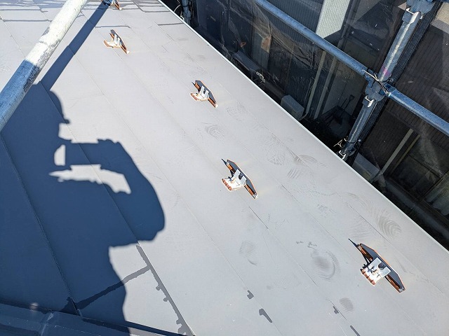 駒ヶ根市T邸施工前屋根　雪止め周辺の塗膜の剥がれ