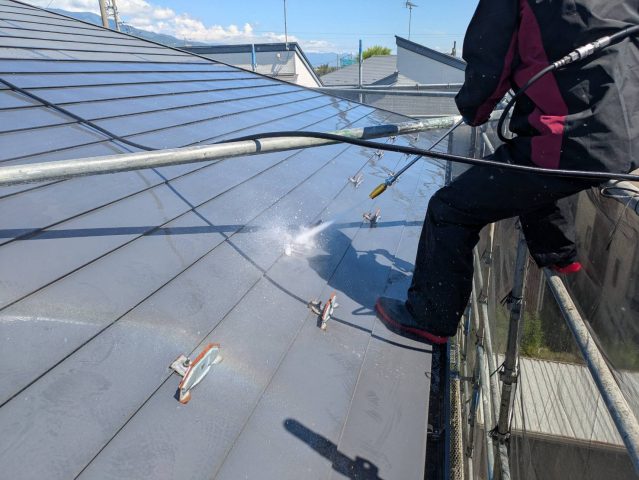 駒ヶ根市T邸屋根洗浄作業